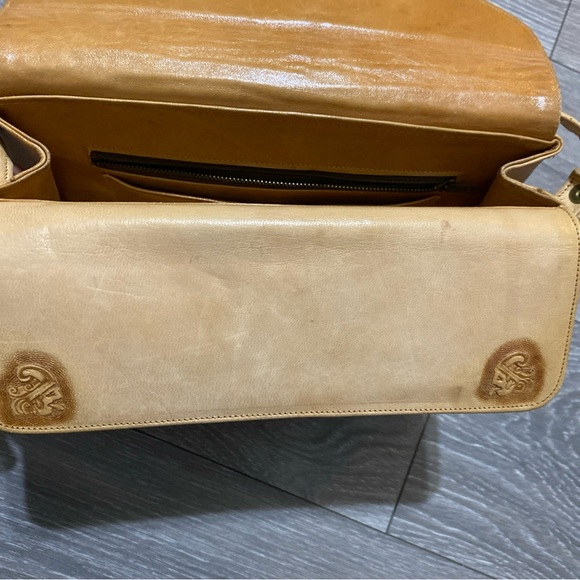 Artisan Crafted Tan Leather Shoulder Bag - Picture 6 of 10